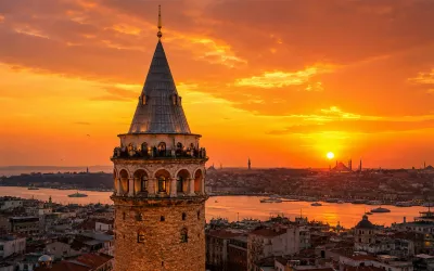 Der Galataturm erhebt sich bei Sonnenuntergang über den Dächern von Karaköy
