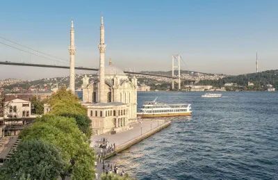 Des ferries traversant le détroit du Bosphore avec la ligne d'horizon d'Istanbul en arrière-plan